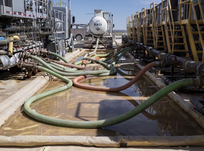 © Bloomberg. Hoses carry water to hydraulic fracking machinery at a Royal Dutch Shell Plc site near Mentone, Texas, U.S., on Thursday, March 2, 2017. Exxon Mobil Corp., Royal Dutch Shell and Chevron Corp., are jumping into American shale with gusto, planning to spend a combined $10 billion this year, up from next to nothing only a few years ago.