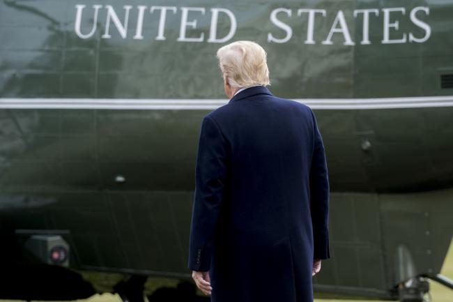 © Bloomberg. U.S. President Donald Trump walks toward Marine One before boarding on the South Lawn of the White House in Washington, D.C., U.S.