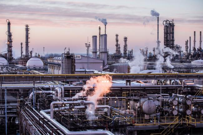 © Bloomberg. Vapour rises from oil processing and refining structures in the Duna oil refinery, operated by MOL Hungarian Oil & Gas Plc, in Szazhalombatta, Hungary, on Monday, Feb. 13, 2019. Oil traded near a three-month high as output curbs by OPEC tightened global supply while trade talks between the U.S. and China lifted financial markets. 