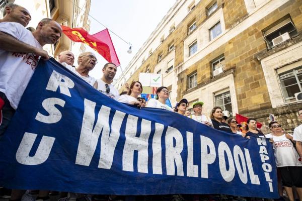 Whirlpool, sciopero e blocco stradale