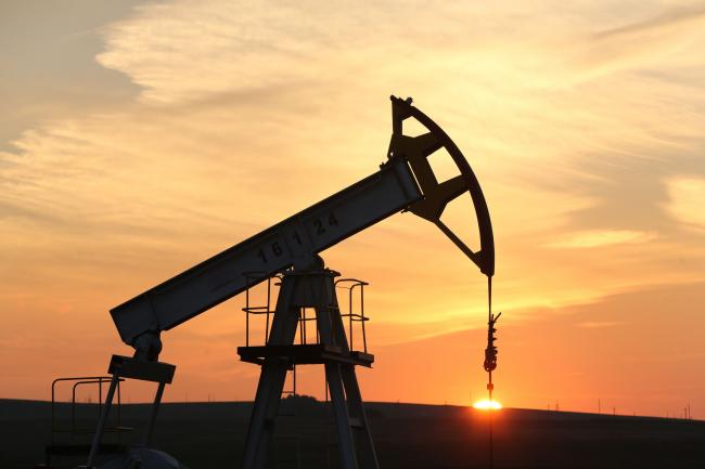Oil Trades Near $61 as U.S. Crude Inventories Seen Declining