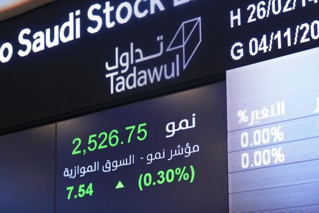© Bloomberg. Stock price movements sit on a digital display board at the Saudi Stock Exchange, also known as Tadawul, in Riyadh, Saudi Arabia, on Sunday, Nov. 4, 2018. A month after the murder of government critic Jamal Khashoggi in the Saudi consulate in Istanbul, bankers say the rewards of doing business with the oil-rich kingdom far outweigh the risks. Photographer: Mohammed Almuaalemi/Bloomberg