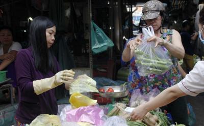 Sao lại buộc người buôn bán nhỏ phải ngồi chỗ riêng trong chợ?