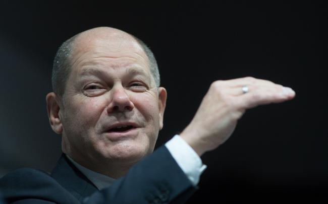 © Bloomberg. Olaf Scholz, Germany's finance minister, gestures as he answers question following a speech at Bloomberg's European headquarters in London, U.K., on Friday, Feb. 8, 2019.