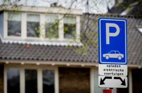 Autobranche waarschuwt voor tekort laadpalen