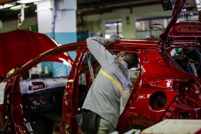 © Bloomberg. An employee carries out final inspections on the body shell of a freshly painted Nissan Micra automobile inside the Renault SA factory in Flins, France, on Thursday, Feb. 23, 2017. Carlos Ghosn, one of the auto industry's most celebrated turnaround artists, is relinquishing his CEO role at Nissan Motor Co. and turning over day-to-day control to Hiroto Saikawa as he focuses on strengthening the carmaker's alliance with Renault and Mitsubishi Motors Corp. Photographer: Marlene Awaad/Bloomberg