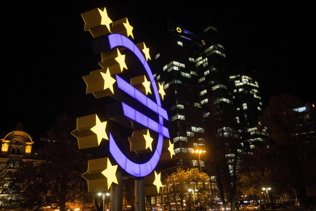 © Bloomberg. The euro sign sculpture stands illuminated near the former European Central Bank (ECB) headquarters at night in Frankfurt, Germany, on Monday, Nov. 6, 2017. Demand for offices in Frankfurt and prime rents have climbed to a record as the city emerges as one of the favorites to attract financial firms from London in the run-up to the U.K.’s exit from the European Union, according to lobby group Frankfurt Main Finance.