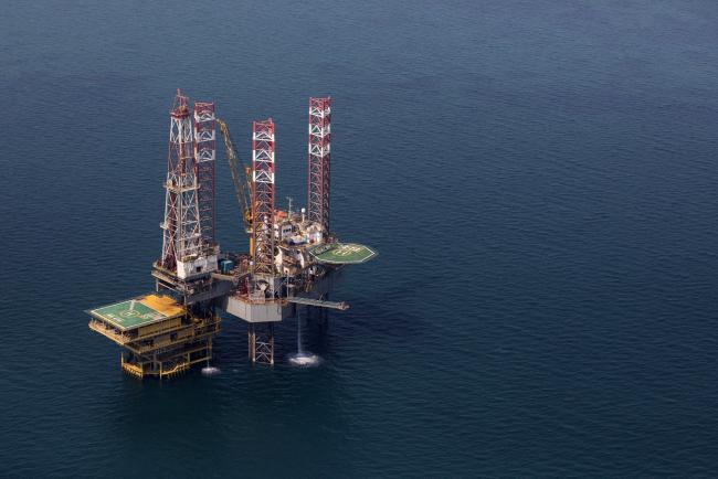 © Bloomberg. An offshore drilling platform stands in shallow waters at the Manifa offshore oilfield, operated by Saudi Aramco, in Manifa, Saudi Arabia, on Wednesday, Oct. 3, 2018. Saudi Arabia is seeking to transform its crude-dependent economy by developing new industries, and is pushing into petrochemicals as a way to earn more from its energy deposits. Photographer: Simon Dawson/Bloomberg