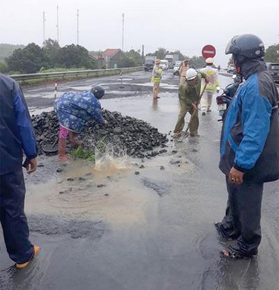 Xử lý cán bộ, ‘trảm’ nhà thầu sửa Quốc lộ 1 hư hỏng đoạn qua Phú Yên