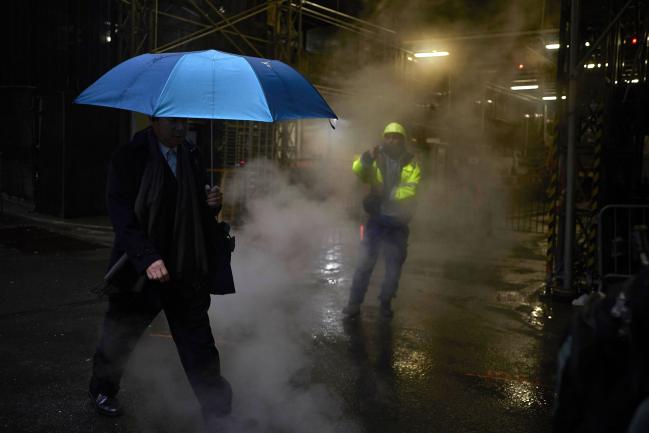 © Bloomberg. A pedestrian carries an umbrella while walking along Exchange Place in New York, U.S., on Thursday, Jan. 24, 2019. While the three major U.S. equity benchmarks gained on Friday, it wasn’t enough to keep a string of four weekly advances above 1.5 percent alive. 