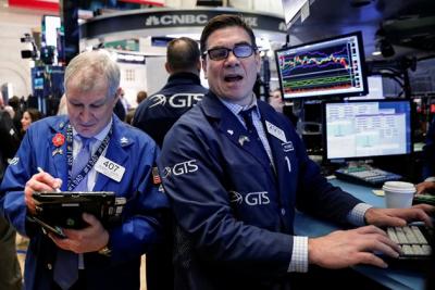Dow Jones vọt gần 400 điểm khi lo ngại về lãi suất dịu bớt
