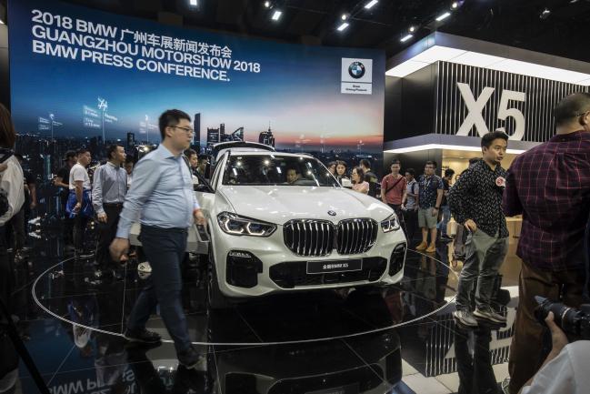 © Bloomberg. BMW AG's X5 sport utility vehicle (SUV) is displayed at the Guangzhou International Automobile Exhibition in Guangzhou, China, on Friday, Nov. 16, 2018. More than 60 new models are being unveiled at the auto show in the southern city of Guangzhou starting Friday, with manufacturers betting on swanky SUVs and electric cars to revive a market headed for its first annual slump in at least two decades. Photographer: Qilai Shen/Bloomberg