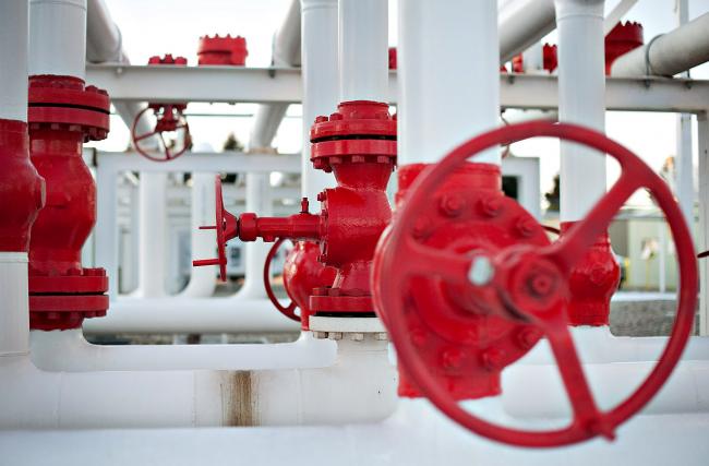 © Bloomberg. Pipes direct natural gas at a Williston Basin Interstate Pipeline Co., a subsidiary of MDU Resources Group Inc., compression station in Bismarck, North Dakota, U.S. Photographer: Daniel Acker