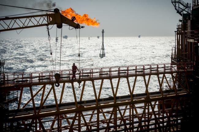 © Bloomberg. A gas flare burns from a pipe aboard an offshore oil platform in the Persian Gulf's Salman Oil Field, operated by the National Iranian Offshore Oil Co., near Lavan island, Iran. 