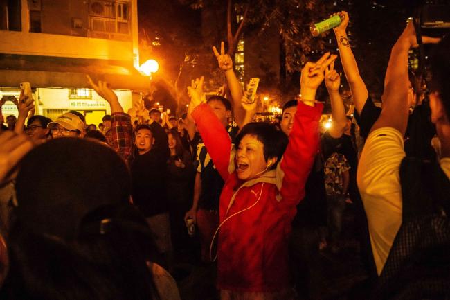 Hong Kong Stocks Rally After Pro-Democracy Groups Dominate Polls