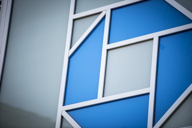 © Bloomberg. A JPMorgan Chase & Co. logo is displayed outside a bank branch in Chicago, Illinois, U.S., on Tuesday, July 10, 2017. JPMorgan Chase & Co. is scheduled to release earnings figures on July 13. 