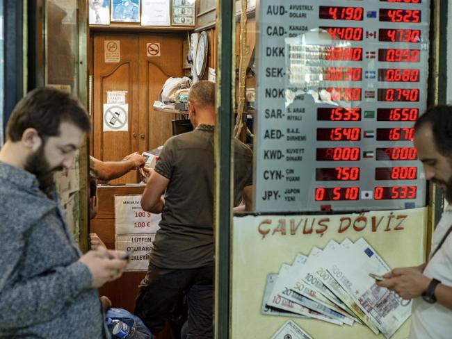 © Bloomberg. A customer uses a currency exchange in the Grand Bazaar in Istanbul, Turkey, on Friday, Aug. 10, 2018. A plunge in the lira sent tremors through global markets on Friday as tensions flared between the U.S. and Turkey, a pair of NATO allies. 
