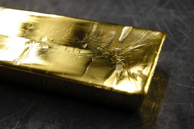 © Bloomberg. A freshly cast 12.5 kilogram gold bullion bar sits on a table at the Valcambi SA precious metal refinery in Balerna, Switzerland, on Tuesday, April 24, 2018. Gold's haven qualities have come back in focus this year as President Donald Trump’s administration picks a series of trade fights with friends and foes, and investors fret about equity market wobbles that started on Wall Street and echoed around the world. Photographer: Stefan Wermuth/Bloomberg