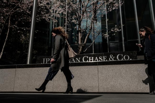 © Bloomberg. Pedestrians pass in front of a JPMorgan Chase & Co. office building in New York, U.S., on Wednesday, April 11, 2018. JPMorgan Chase & Co. is scheduled to release earnings figures on April 13. 