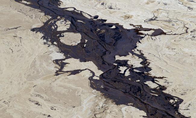 © Bloomberg. The Syncrude Canada Ltd. tailings pond stands in the Athabasca oil sands in this aerial photograph taken near Fort McMurray, Alberta, Canada, on Thursday, June 4, 2015. Canadian stocks rose a second day as commodities producers rallied after the price of oil climbed to the highest level this year while gold and copper led metals higher.