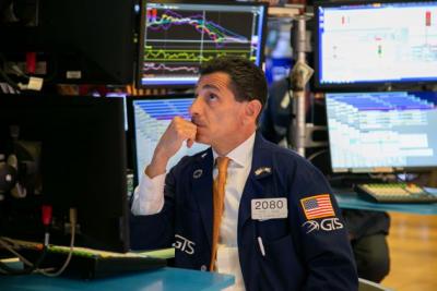 Dow Jones giảm hơn 450 điểm khi lợi suất trái phiếu toàn cầu rớt mạnh