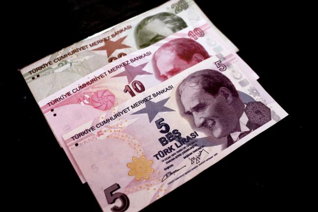 © Bloomberg. Turkish lira banknotes Photographer: Kostas Tsironis/Bloomberg