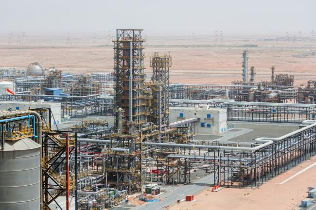 © Bloomberg. Cracking towers stand at the Ruwais refinery and petrochemical complex, operated by Abu Dhabi National Oil Co. (ADNOC), in Al Ruwais, United Arab Emirates, on Monday, May 14, 2018. Photographer: Christophe Viseux/Bloomberg