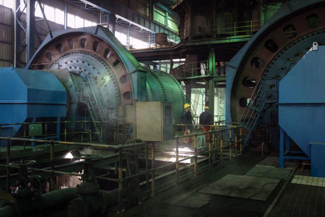 © Bloomberg. Workers stand next to machinery in the mineral selection shop at the Dongguashan Copper Mine, operated by Tongling Nonferrous Metals Group Co., in Tongling, Anhui province, China, on Thursday, Jan. 17, 2019. On the heels of record refined copper output last year, China's No. 2 producer, Tongling, says it'll defy economic gloom and strive to churn out even more of the metal in 2019. Photographer: Qilai Shen/Bloomberg