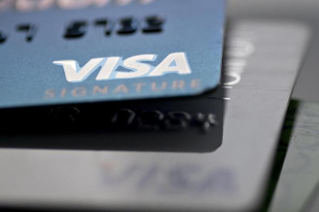 © Bloomberg. Visa Inc. credit cards are arranged for a photograph in Washington, D.C., U.S., on Friday, Oct. 21, 2016. Visa is scheduled to release fourth-quarter earnings figures on October 24. 