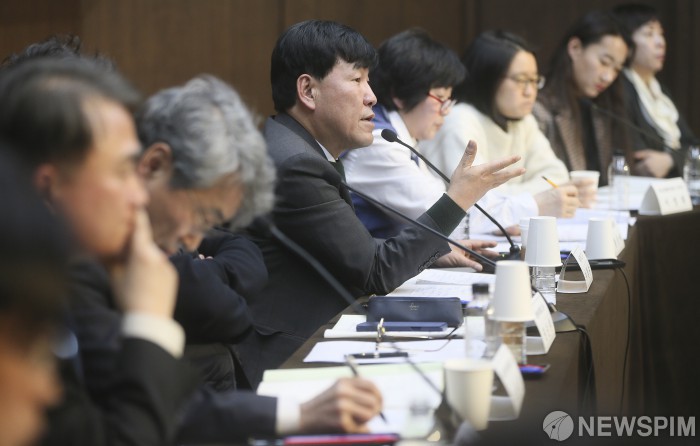 [사진] 최저임금 결정체계 개편 대국민 공개토론회 진행하는 이철수 교수