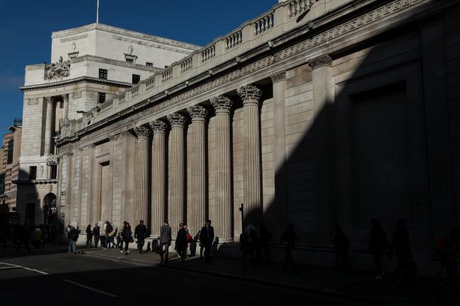 © Bloomberg. Pedestrians walk past the columns of the Bank of England (BOE) in the City of London, U.K., on Friday, Sept. 15, 2017. The pound climbed to the highest level against the dollar since just after the Brexit vote and gilts slid as Bank of England policy maker Gertjan Vlieghe stoked speculation of an interest-rate increase within months.