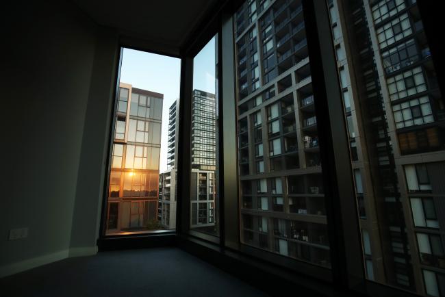 © Bloomberg. The sun setting is reflected in an apartment building in the suburb of Wentworth Point in Sydney, Australia, on Wednesday, May 22, 2019. Australia's ailing housing market got a triple tonic this week as the central bank flagged interest rate cuts, the banking regulator eased lending criteria and the threat of tax changes that could have hurt property investment abated with the government's re-election. 