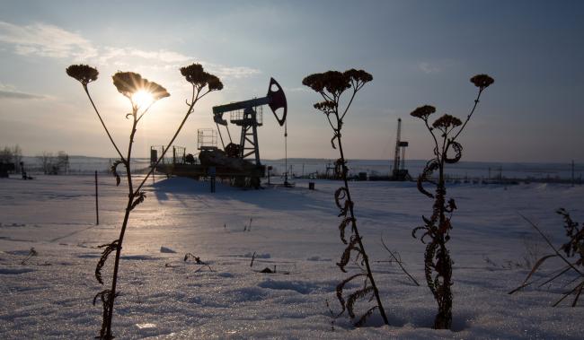 © Bloomberg. An oil pumping jack, also known as a 'nodding donkey,' operates in a snow covered oilfield in the village of Otrada, 150kms from Ufa, Russia. 