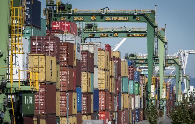 © Bloomberg. Shipping containers sit stacked at the Port of Oakland in Oakland, California, U.S., on Tuesday, July 17, 2018. The U.S. Census Bureau is scheduled to release trade balance figures on August 3. 