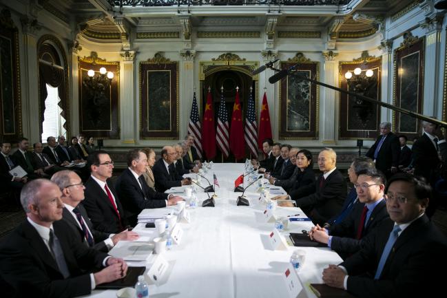 © Bloomberg. U.S. and China's trade representatives meet for trade talks in Washington, D.C. on Feb. 21. Photographer: Al Drago/Bloomberg