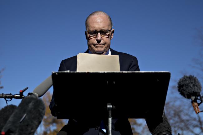 © Bloomberg. Larry Kudlow speaka to members of the media outside the White House. Photographer: Andrew Harrer/Bloomberg 