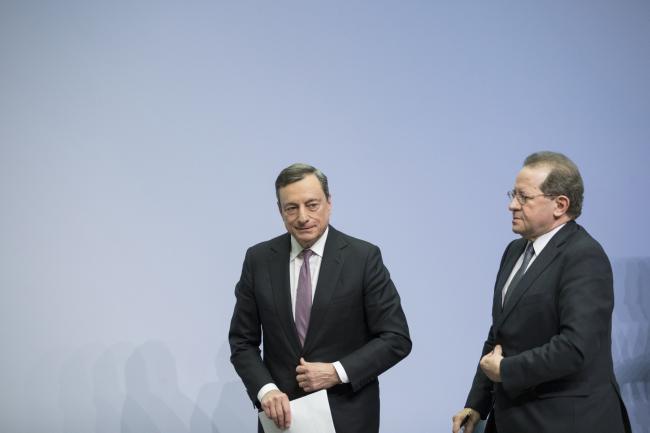 © Bloomberg. Mario Draghi, president of the European Central Bank (ECB), left, and Vitor Constancio, vice president of the European Central Bank (ECB), depart a news conference following the bank's interest rate decision at the ECB headquarters in Frankfurt, Germany, on Thursday, March 8, 2018.