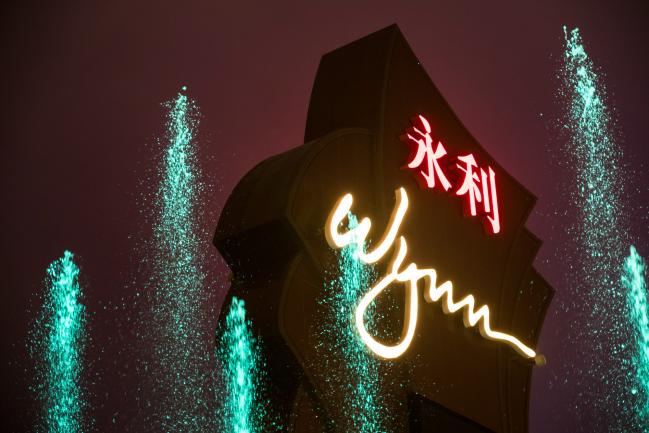 © Bloomberg. A fountain sprays water in front of signage outside the Wynn Macau casino resort, operated by Wynn Resorts Ltd., in Macau, China, on Tuesday, Jan. 30, 2018. Wynn Macau said it will cooperate with regulators after the government of the Chinese territory voiced concern over sexual harassment allegations swirling around casino magnate Steve Wynn. Photographer: Billy H.C. Kwok/Bloomberg