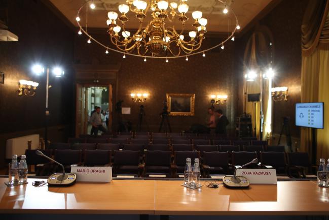 © Bloomberg. Name plates for Mario Draghi, president of the European Central Bank (ECB), and Zoja Razmusa, deputy governor of the Bank of Latvia, sit on a desk ahead of the ECB rate decision in Riga, Latvia, on Thursday, June 14, 2018. 