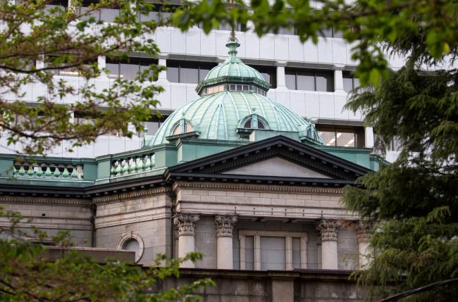 © Bloomberg. The Bank of Japan (BOJ) headquarters stands in Tokyo, Japan, on Monday, April 9, 2018. The Bank of Japan and the government will maintain the joint statement agreed in 2013, Kuroda says in Tokyo after a meeting with Prime Minister Shinzo Abe, Finance Minister Taro Aso and other government ministers. Photographer: Tomohiro Ohsumi/Bloomberg