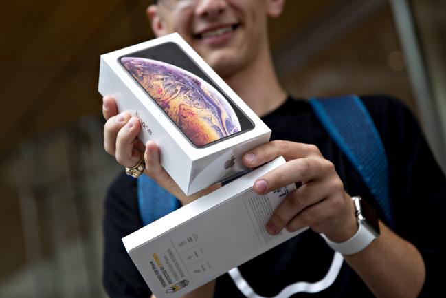 © Bloomberg. A customer displays an Apple Inc. iPhone XS Max box during a sales launch at a store in Chicago, Illinois, U.S., on Friday, Sept. 21, 2018.  Photographer: Daniel Acker/Bloomberg