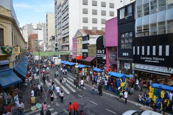 Vendas de artigos para Copa do Mundo 2018 na 25 de Março, região central de São Paulo.