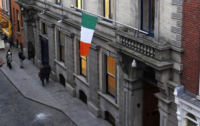 © Bloomberg. The Irish national flag flies from the flagpole at the Irish Stock Exchange in Dublin, Ireland, on Tuesday, Dec. 14, 2010. 