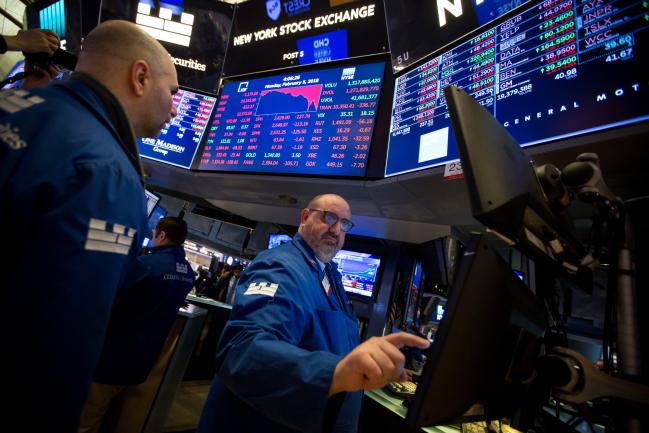 © Bloomberg. Traders work on the floor of the New York Stock Exchange (NYSE) in New York, U.S., on Monday, Feb. 5, 2018. U.S. stocks plunged, sending the Dow Jones Industrial Average down almost 1,600 points, as major averages erased gains for the year.