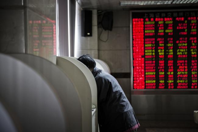 © Bloomberg. A woman stands at a trading terminal of a securities brokerage in Beijing, China, on Monday, March 7, 2016.  Photographer: Qilai Shen/Bloomberg