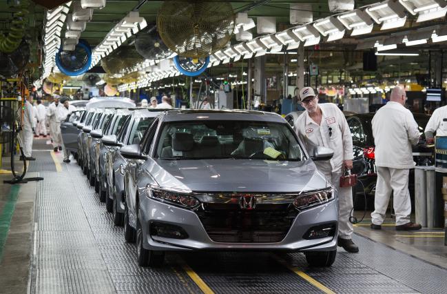 © Bloomberg. Employees look over 2018 Honda Accord vehicle before being driven off the assembly line at the Honda of America Manufacturing Inc. Marysville Auto Plant in Marysville, Ohio, U.S., on Thursday, Dec. 21, 2017. More than three decades after Honda Motor Co. first built an Accord sedan at its Marysville factory in 1982, humans are still an integral part of the assembly process -- and that's unlikely to change anytime soon.