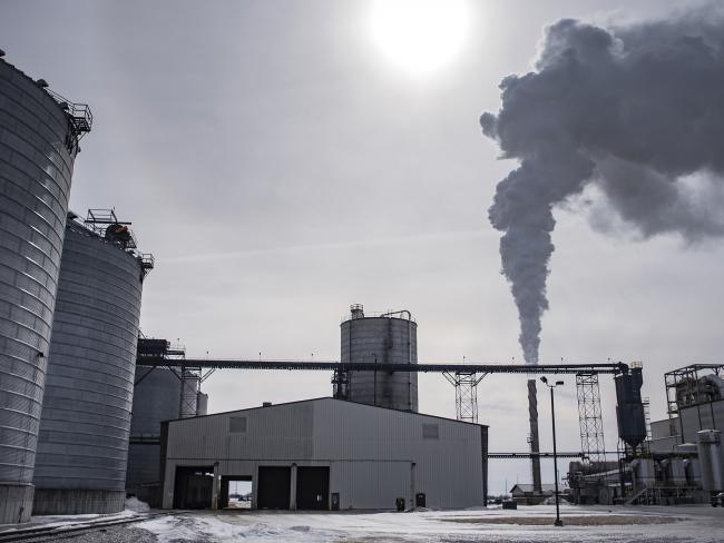 © Bloomberg. Steam billows out of a smokestack at a biorefining facility in Jewell, Iowa. 