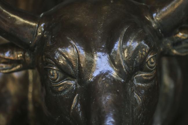 © Bloomberg. A bronze bull statue stands at the entrance to the Bombay Stock Exchange (BSE) building in Mumbai, India, on Tuesday, Dec. 11, 2018. India’s new central bank governor has a list of challenges to face as he takes office: from fixing a banking crisis to convincing investors of the institution’s autonomy. Photographer: Dhiraj Singh/Bloomberg