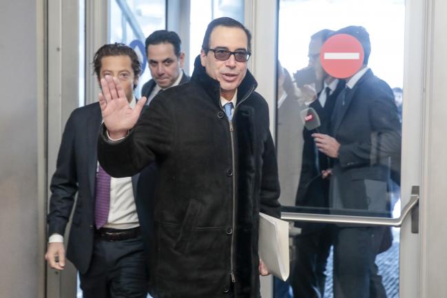 © Bloomberg. Steven Mnuchin, U.S. Treasury secretary, center, arrives for a press briefing on day two of the World Economic Forum (WEF) in Davos, Switzerland, on Wednesday, Jan. 24, 2018. World leaders, influential executives, bankers and policy makers attend the 48th annual meeting of the World Economic Forum in Davos from Jan. 23 - 26.