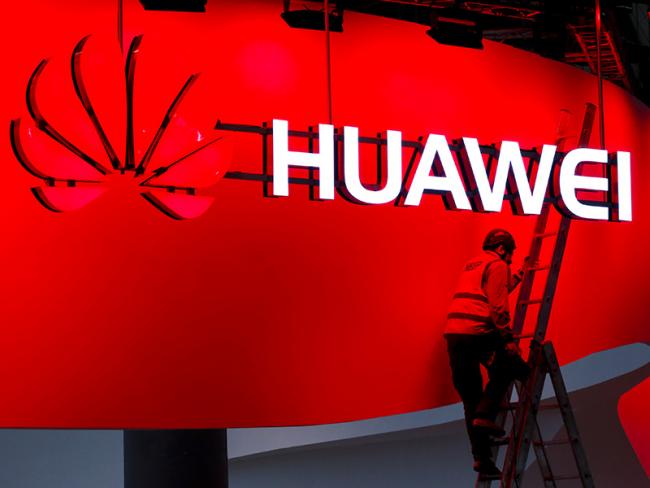 © Bloomberg. Laborers make final preparations to the Huawei Technologies Co Ltd. stand ahead of the Mobile World Congress (MWC) in Barcelona, Spain, on Saturday, Feb. 25, 2017. A theme this year at the industry's annual get-together, which runs through March 2, is the Internet of Things. 